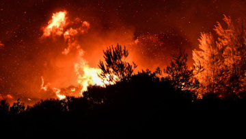 Καλύτερη η εικόνα του μετώπου της πυρκαγιάς στον Φενεό - Δύο συλλήψεις για εμπρησμό, έκαναν ηλεκτροσυγκόλληση μέσα στο δάσος