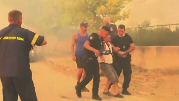 Κάτοικος αρνείται να αποχωρήσει από τη φωτιά στο Κρυονέρι, ο Στέλιος Πέτσας στο σημείο τον καθησυχάζει - Δείτε βίντεο