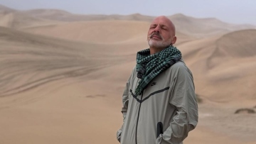 Ο Νίκος Μουτσινάς φωτογραφίζεται στους αμμόλοφους της Ναμίμπια