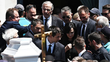 Λένα Σαμαρά: Ο τελευταίος αποχαιρετισμός στην κόρη του Αντώνη Σαμαρά - Δείτε βίντεο και φωτογραφίες