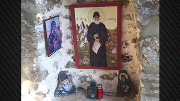 Γιατί οι Έλληνες αναζητούν πνευματικούς - Από τον Άγιο Παΐσιο στους ψυχολόγους και το ChatGPT