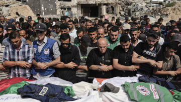 Θρήνος, συνθήματα και παλαιστινιακές σημαίες στην κηδεία των δημοσιογράφων που σκοτώθηκαν στη Γάζα - «Θυσιαζόμαστε για εσένα Ανάς»