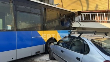 «Ήταν σαν βόμβα» - Βίντεο από την επιχείρηση απομάκρυνσης του λεωφορείου που έπεσε σε πολυκατοικία στου Παπάγου