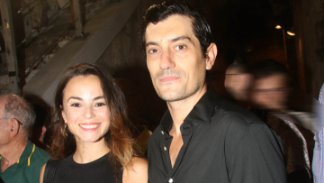 Ο Αργύρης Πανταζάρας φωτογράφισε γυμνή τη σύζυγό του, Σίσσυ Τουμάση, στην παραλία