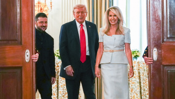 Politico:  Ο Λευκός Οίκος εξετάζει τη Βουδαπέστη για την πιθανή τριμερή συνάντηση Τραμπ, Πούτιν και Ζελένσκι