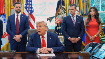 Τι συμβαίνει με τα χέρια του Ντόναλντ Τραμπ - Το μακιγιάζ για να κρύψει τις μελανιές και τι απαντά ο Λευκός Οίκος