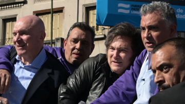 Σάλος στην Αργεντινή: Πετροβόλησαν τον Μιλέι - Σκάνδαλο με την αδελφή του, την κατηγορούν πως καταχράστηκε κονδύλια για ΑμεΑ