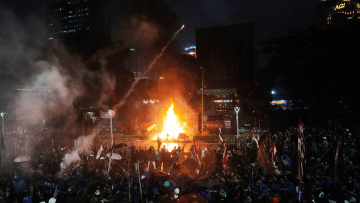 Ταραχές στην Ινδονησία: Διαδηλώσεις μετά τον θάνατο επαγγελματία οδηγού από όχημα της αστυνομίας