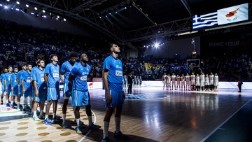 Κύπρος - Ελλάδα: Συγκίνηση και ιστορική στιγμή, με τον κοινό εθνικό ύμνο σε live εκτέλεση στο «Σπύρος Κυπριανού» - Δείτε βίντεο
