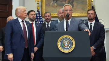 Ο Λευκός Οίκος υπερασπίζεται τον Κένεντι εν μέσω αναταραχής στο CDC: «Είναι ένα κόσμημα αυτής της κυβέρνησης»  