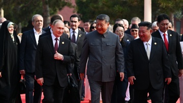 Σι, Πούτιν και Κιμ μαζί στο κόκκινο χαλί της μεγάλης στρατιωτικής παρέλασης στην Κίνα - Για συνωμοσία τους κατηγορεί ο Τραμπ