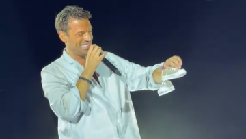 Κωνσταντίνος Αργυρός: Το δώρο που δέχτηκε σε συναυλία του και η αντίδρασή του - Δείτε βίντεο