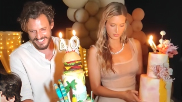 O Σταύρος Σβήγκος και η Γιολάντα Καλογεροπούλου γιόρτασαν μαζί τα γενέθλιά τους - Δείτε βίντεο