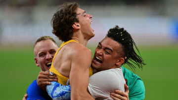 Ο Καραλής πήρε στην αγκαλιά του τον Ντουπλάντις: Ο πανηγυρισμός του ασημένιου Μανόλο για το παγκόσμιο ρεκόρ του Σουηδού - Δείτε βίντεο