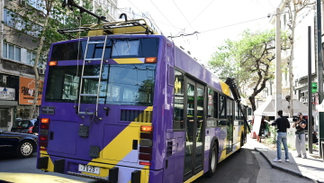 Άγρια επίθεση σε οδηγό τρόλεϊ στον Πειραιά - Άγνωστοι τον ξυλοκόπησαν μέρα-μεσημέρι
