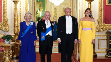Βασιλικό δείπνο στο Κάστρο του Ουίνδσορ: Κάρολος και Καμίλα υποδέχθηκαν τον Ντόναλντ Τραμπ και την απαστράπτουσα Μελάνια - Τι έφαγαν, δείτε φωτογραφίες 