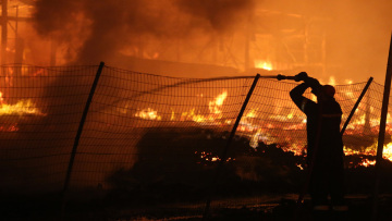 Καλύτερη η εικόνα της φωτιάς στο εργοστάσιο με παλέτες στο Μενίδι: Μεγάλες ζημιές, κάηκε και διπλανή επιχείρηση - Δείτε βίντεο