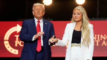 «Ο Τσάρλι Κερκ δεν μισούσε τους αντιπάλους του, εγώ τους μισώ» είπε ο Τραμπ στο τελευταίο αντίο του συντηρητικού ακτιβιστή