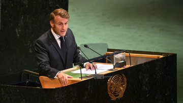 Ο Μακρόν ανακοίνωσε συνάντηση με τον Πεζεσκιάν για το πυρηνικό πρόγραμμα του Ιράν 