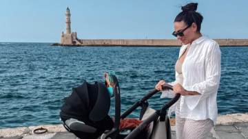 Η Ευρυδίκη Βαλαβάνη κάνει βόλτα με τον γιο της στα Χανιά - Δείτε τη φωτογραφία
