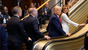 Βρέθηκε ο υπεύθυνος για τη βλάβη στις κυλιόμενες σκάλες και το autocue του Τραμπ - Δείτε βίντεο