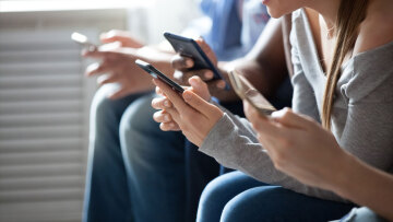 Κερδίζει έδαφος στις Βρυξέλλες η πρωτοβουλία Μητσοτάκη για απαγόρευση των social media σε ανηλίκους