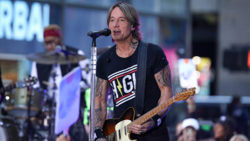 Ο Κιθ Έρμπαν έδειξε οικογενειακή φωτογραφία σε συναυλία του μετά το διαζύγιο από τη Νικόλ Κίντμαν