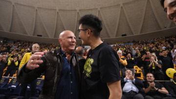 Άρης: Αποθέωση για Σιάο στο Αλεξάνδρειο - Η αγκαλιά του με τον Νίκο Γκάλη και το σύνθημα από τα παλιά για τον γκάνγκστερ, δείτε βίντεο 