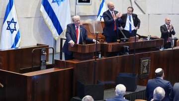 Αποθεώθηκε ο Τραμπ στην Κνέσετ: «Ο οδυνηρός εφιάλτης έχει τελειώσει, ηττήθηκαν οι δυνάμεις του χάους στη Μέση Ανατολή» είπε στην ιστορική ομιλία του