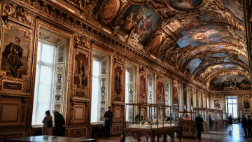 Αυτή είναι η αίθουσα του Απόλλωνα που χτύπησαν οι διαρρήκτες στο Λούβρο - Το χρυσό αριστούργημα του «Βασιλιά Ήλιου», δείτε βίντεο