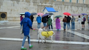 Καιρός: Βροχές, καταιγίδες και ισχυροί νοτιάδες όλη την εβδομάδα – Ποιες περιοχές θα επηρεαστούν 