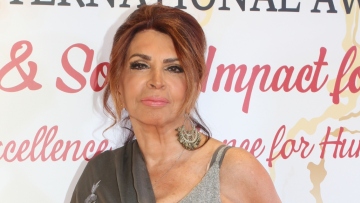 Μιμή Ντενίση: Φοράω πολλά ρούχα της μαμάς μου, δεν πάω με τη μόδα
