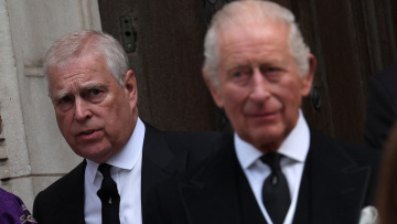 Αφαιρούνται όλοι οι τίτλοι από τον Άντριου, χάνει και το «πρίγκιπας» - Ο Κάρολος τον διώχνει από την βασιλική κατοικία