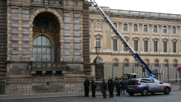 Άφαντα τα κοσμήματα από τη ληστεία στο Λούβρο - Ο μοτοσικλετιστής και οι συνεργάτες του, όσα έχουν γίνει γνωστά για τους 7 συλληφθέντες