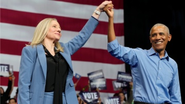 Η δημοκρατική Σπάνμπεργκερ εκλέγεται κυβερνήτης της Βιρτζίνια, ήττα για την υποψήφια του Τραμπ