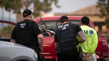 Ομοσπονδιακό δικαστήριο διατάσσει την αποφυλάκιση 615 συλληφθέντων από την αστυνομία μετανάστευσης στο Ιλινόι 