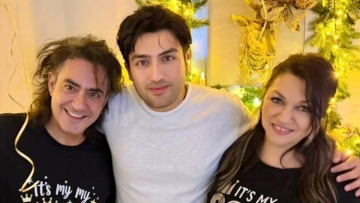 Η Καίτη Γαρμπή και ο Διονύσης Σχοινάς φωτογραφίζονται με τον γιο τους για τα γενέθλιά του - «Σε λατρεύουμε»