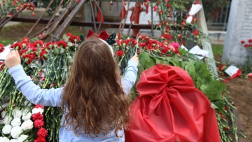 Μικροί και μεγάλοι για ένα λουλούδι στο Πολυτεχνείο - Δείτε φωτογραφίες