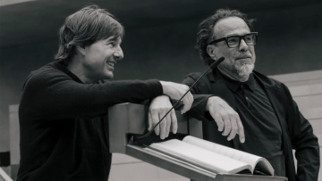 Ο Τομ Κρουζ ποζάρει με τον Αλεχάντρο Γκονζάλες Ινιάριτου: Ανυπομονώ να μοιραστώ μαζί σας τη νέα μας ταινία
