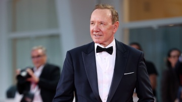 Aπό την αποθέωση του Χόλιγουντ στην παρακμή: Πώς ο Κέβιν Σπέισι κατέληξε να περιφέρεται με μια βαλίτσα