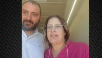 «Γύρισα το κάθισμα και απλά τράβηξα το παιδί» λέει η μητέρα από το Ηράκλειο που γέννησε μέσα στο αυτοκίνητο