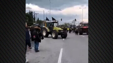 Δικογραφία για τον οδηγό τρακτέρ που κινήθηκε απειλητικά κατά αστυνομικών στο μπλόκο των Πράσινων Φαναριών