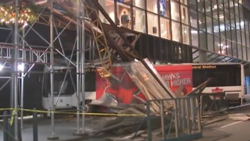 Λεωφορείο έπεσε σε σκαλωσιά κτιρίου στο κέντρο του Μανχάταν, τραυματίστηκε ο οδηγός, δείτε βίντεο