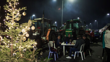 Έτοιμοι για γιορτές στα μπλόκα οι αγρότες: Αρνούνται τον διάλογο εάν δεν εκπληρωθούν κάποια αιτήματα, για νομικές συνέπειες προειδοποιεί η κυβέρνηση 