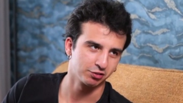 Θάνος Μικρούτσικος: Προσπαθώ να μη σκέφτομαι το βαρύ όνομα που κουβαλάω, δήλωσε ο γιος του