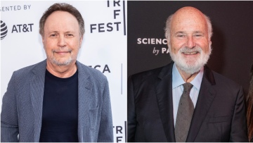 Μπίλι Κρίσταλ: Συντετριμμένος έξω από το σπίτι όπου δολοφονήθηκε ο Ρομπ Ράινερ και η σύζυγός του