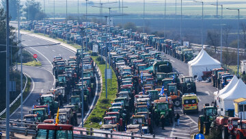 Ζημιά, οργή και ταλαιπωρία,  έως  50% οι ακυρώσεις  στον τουρισμό λόγω των μπλόκων - «Η ηπειρωτική Ελλάδα ματώνει», λένε οι επαγγελματίες