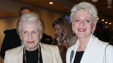 Πέθανε η Σύλβα Ακρίτα, μητέρα της Έλενας: «Καλή αντάμωση μανούλα» έγραψε η βουλευτής στο Facebook