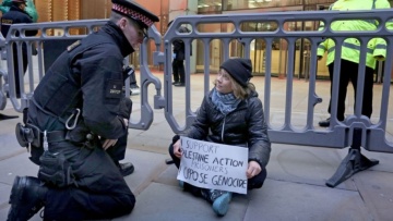 Ελεύθερη αφέθηκε η Γκρέτα Τούνμπεργκ μετά τη σύλληψή της στο Λονδίνο για διαμαρτυρία υπέρ της Παλαιστίνης 