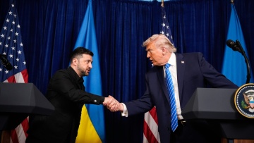 Πρόοδος αλλά χωρίς λύση στο εδαφικό στη συνάντηση Τραμπ - Ζελένσκι στη Φλόριντα: Αγκάθι παραμένει το Ντονμπάς 